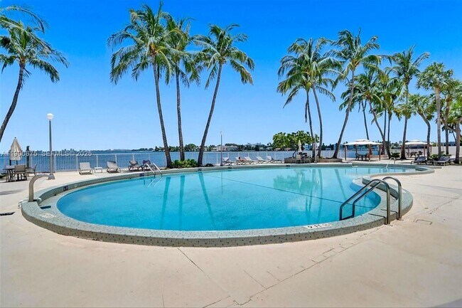 Foto del edificio - 1865 79th Street Causeway