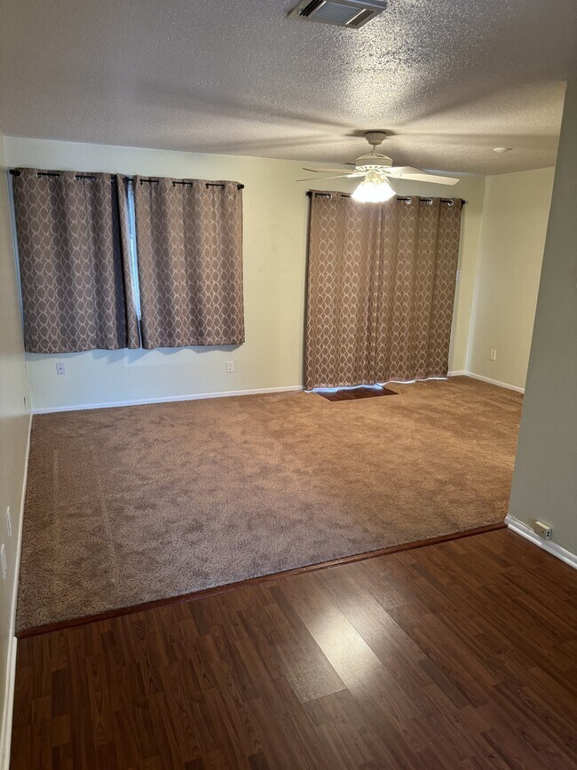 Foto del edificio - 974 Greenwood Trail W Dr