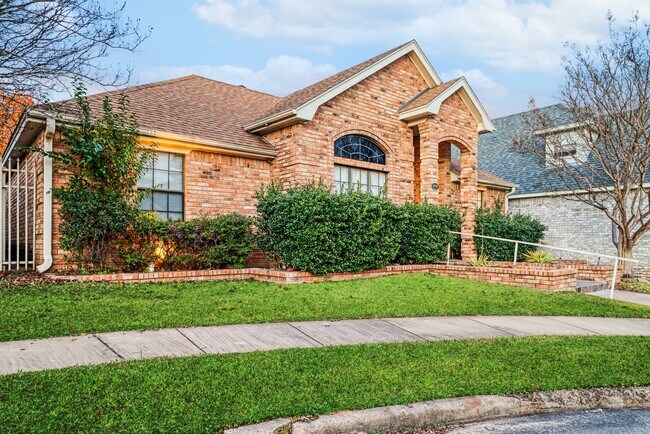 Foto del edificio - 4115 Primrose Ln
