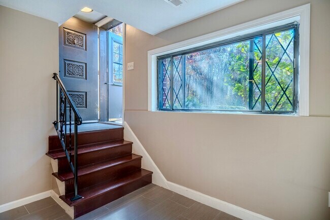 Foto del edificio - 433 Farrwood Dr