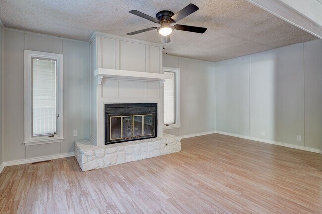 Foto del edificio - 4 Bedroom Available Now!