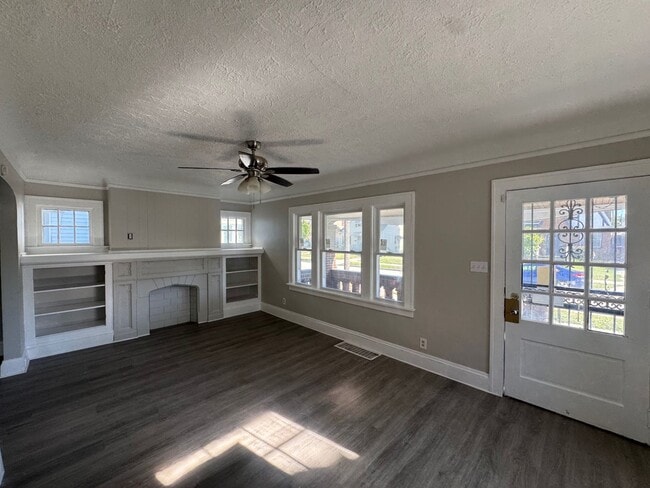 Building Photo - Charming 3-Bedroom Property in Prime Location