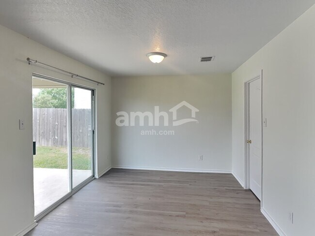 Foto del edificio - 629 Northhill Cir