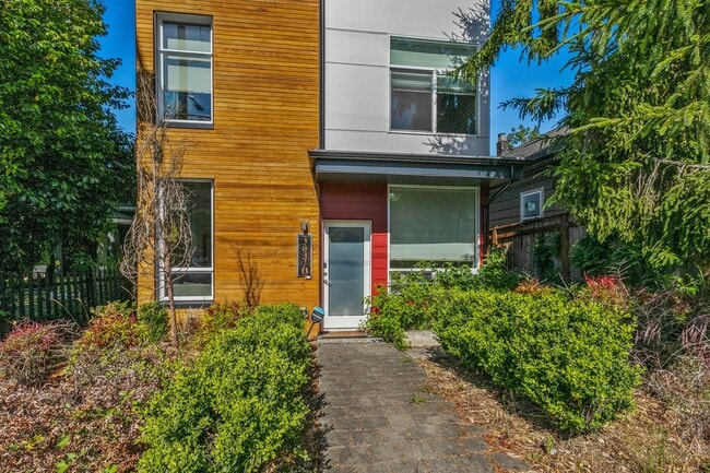 Building Photo - 3bd/1.75ba Seattle Townhome