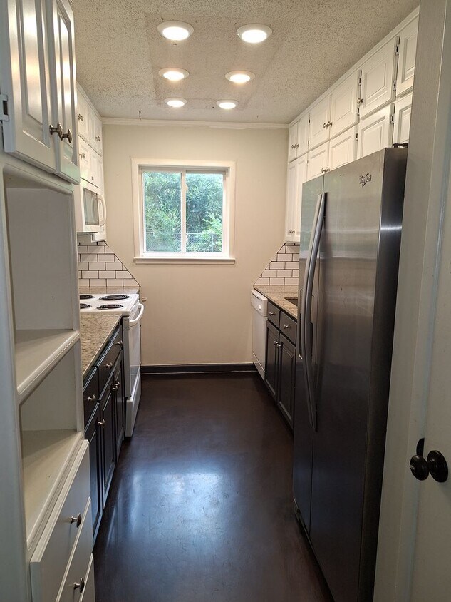 Foto principal - 4 bedroom 2 bathroom House