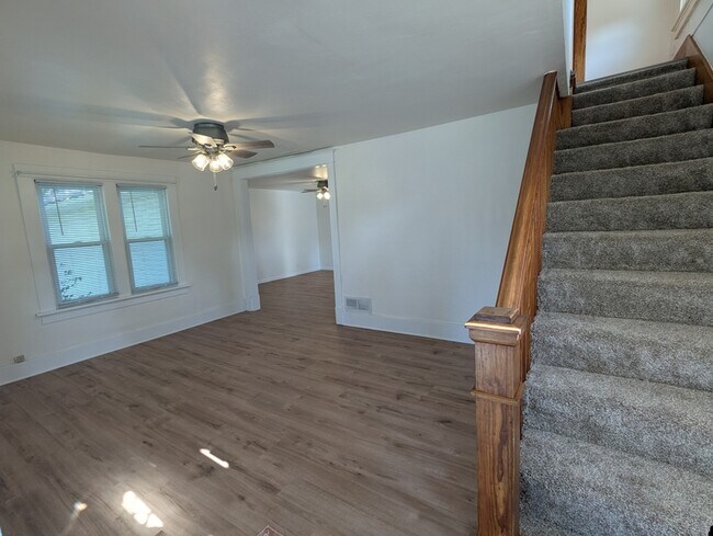 Building Photo - 123 3rd St