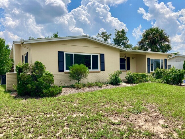 Building Photo - Clean ready to go 2/1 in Beverly Hills!