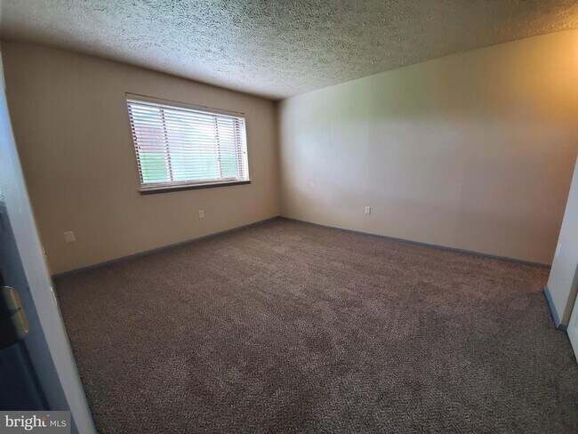 Building Photo - 550 Heather Ridge Dr
