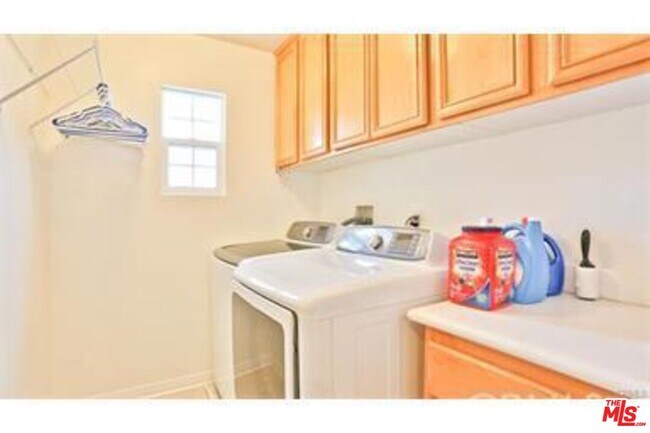 Building Photo - 16218 Bainbridge Way