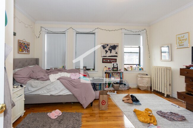 Building Photo - Huge, renovated top floor 4BR/2BA apartmen...