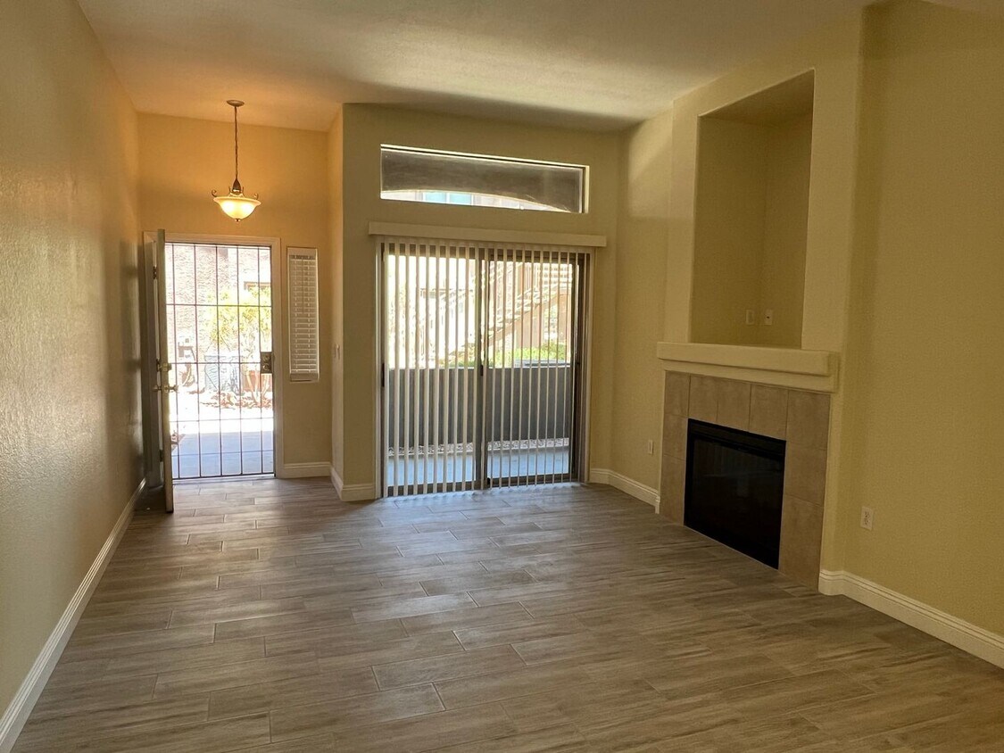 Foto principal - Gorgeous 3 Bedroom, 2 Bath in Silverado Ranch