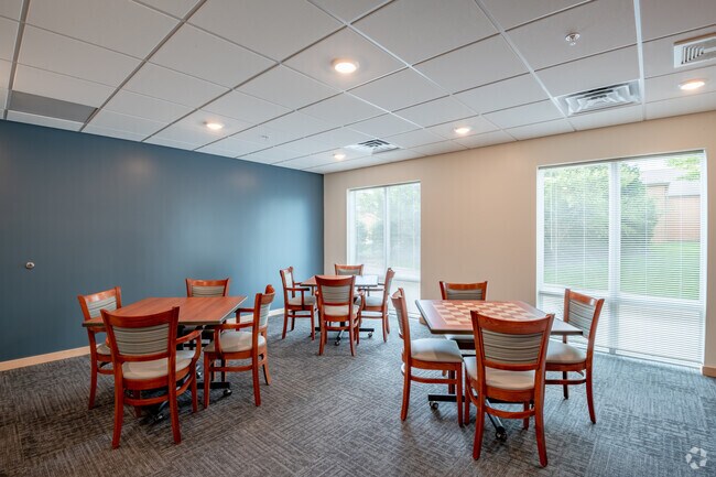 Sala de juegos - Point Place Senior Apartments