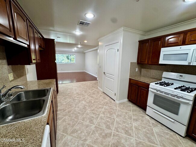 Foto del edificio - 13525 Vanowen St