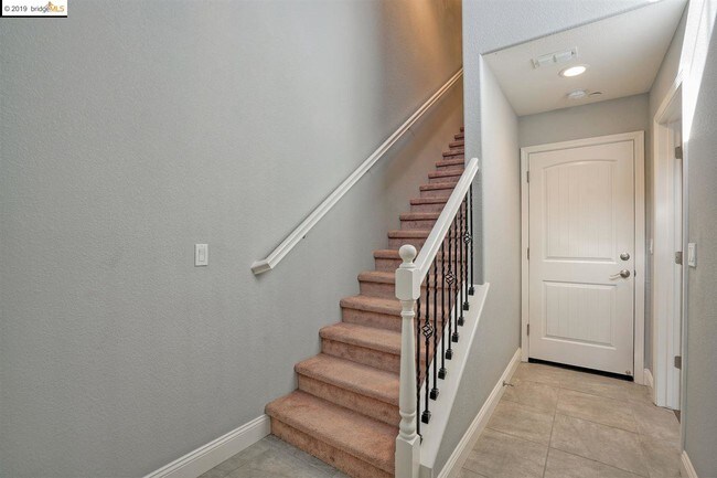 Building Photo - 5842 Vizcaino Way