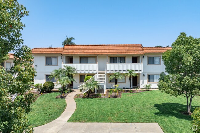 Hermoso paisajismo - Sunset Drive Apartments