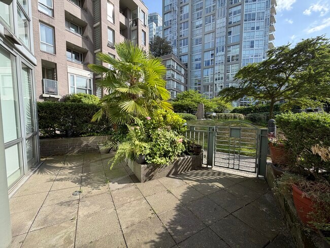 Photo du bâtiment - Townhome #120-1288 Marinaside Crescent