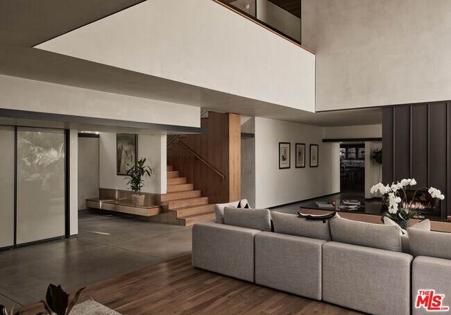 Foto del edificio - 2496 Mandeville Canyon Rd