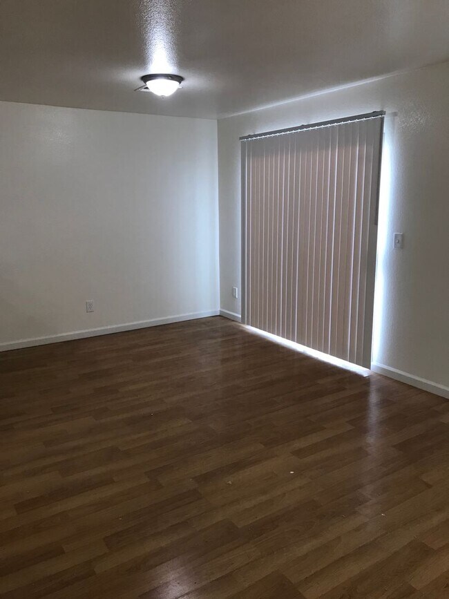 Building Photo - Great 4 bedroom 2.5 bath. Gated Community,