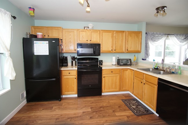 Building Photo - 327 Meadowlark Dr