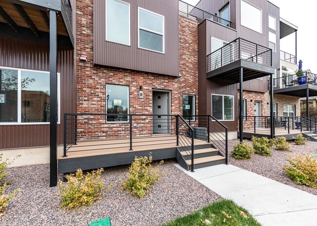 Building Photo - Luxury Executive Westside Townhouse with E...