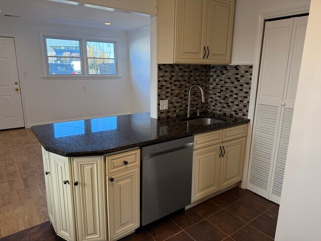 Building Photo - 65 Bay Ave