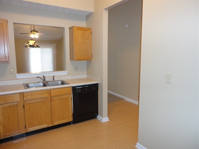 Building Photo - 5232 Lake Manor Dr