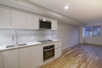 Building Photo - 3460 Rue Peel