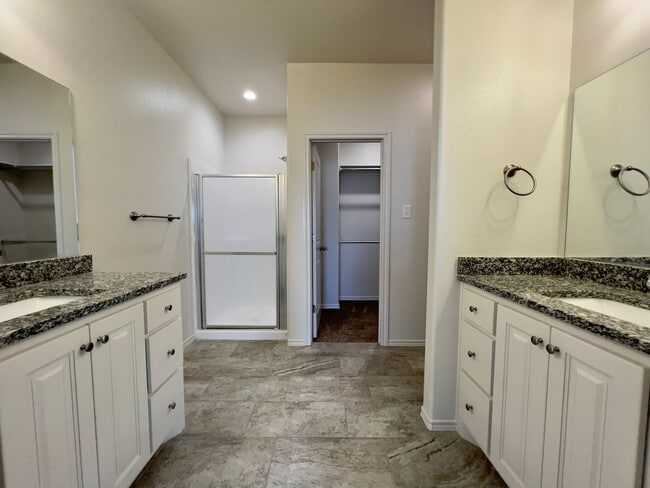 Building Photo - Charming Townhome!