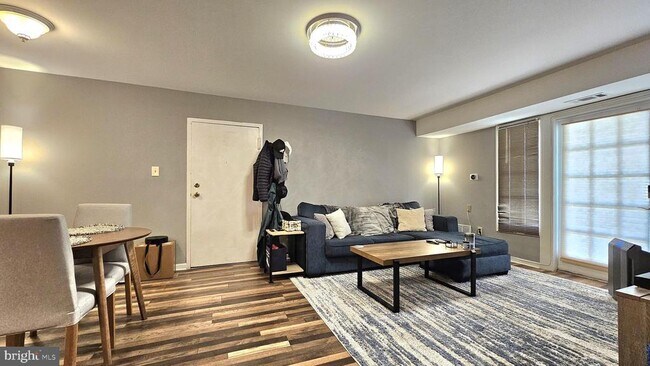 Foto del edificio - 5802 Torington Dr