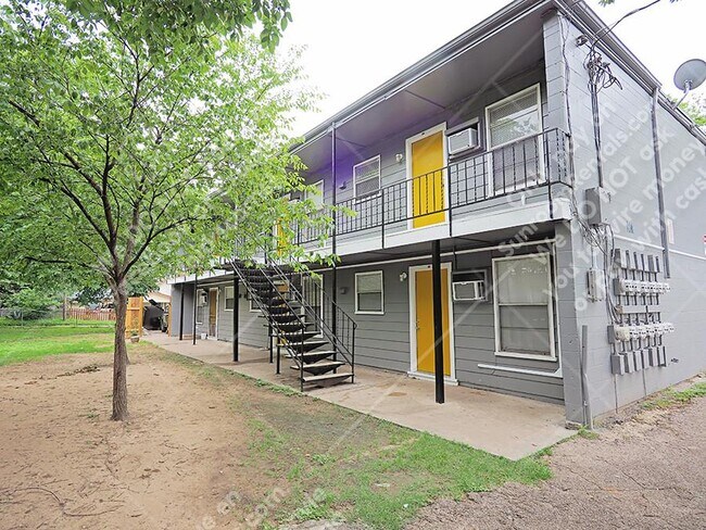 Foto del edificio - 903 Springdale Rd