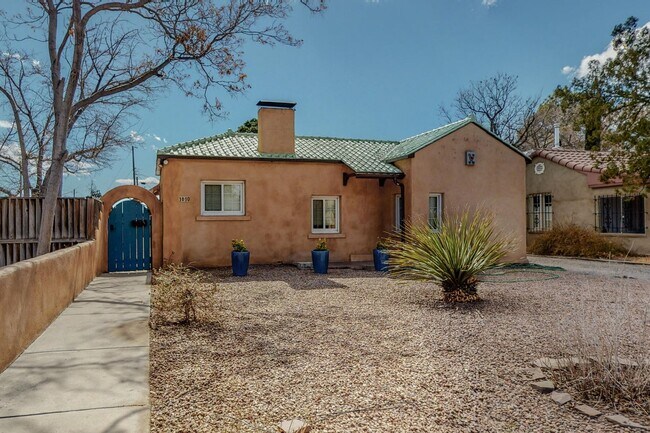 Building Photo - 1610 Las Lomas Rd NE