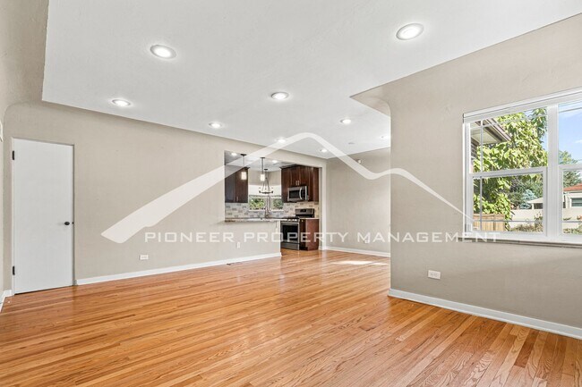 Foto del edificio - Large Home with an Updated Kitchen in Mont...