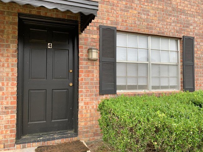 Building Photo - 102 Weeks Dr. #4