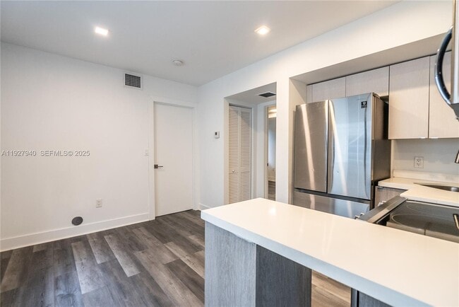 Building Photo - 1985 Bay Dr