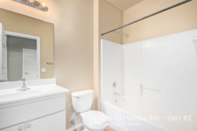 Foto del edificio - 2450 W Glenrosa Ave