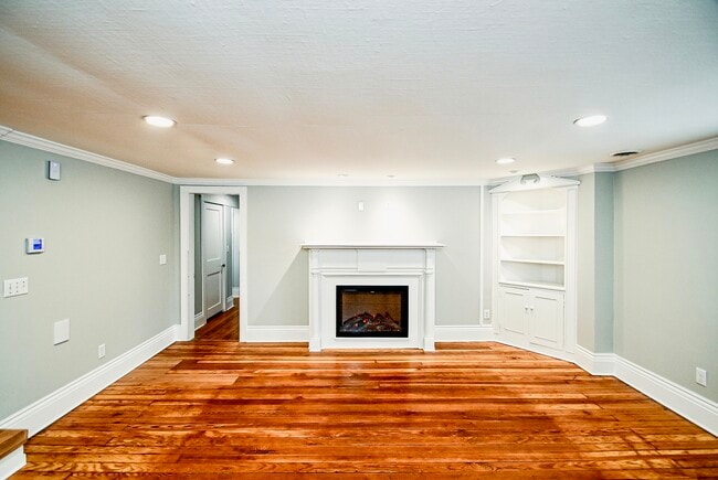 Building Photo - 171 1/2 Lincoln Way E