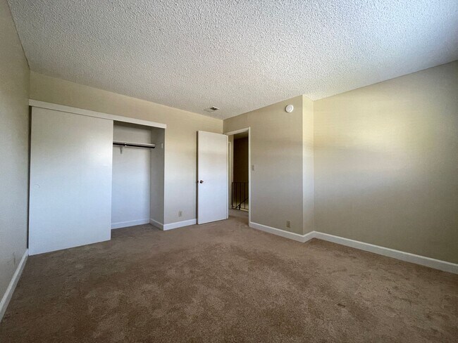 Foto del edificio - Sharp and Updated 2 Bedroom 1 Bath Townhou...