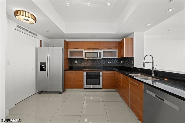 Building Photo - 3000 Oasis Grand Blvd