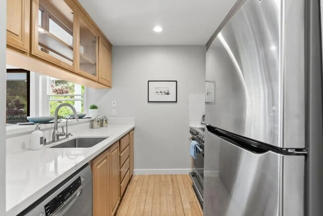 Building Photo - 1919 Alameda de las Pulgas