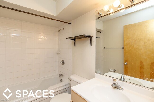 Building Photo - 3 br, 3 bath  - 933 W Irving Park Rd Apt B