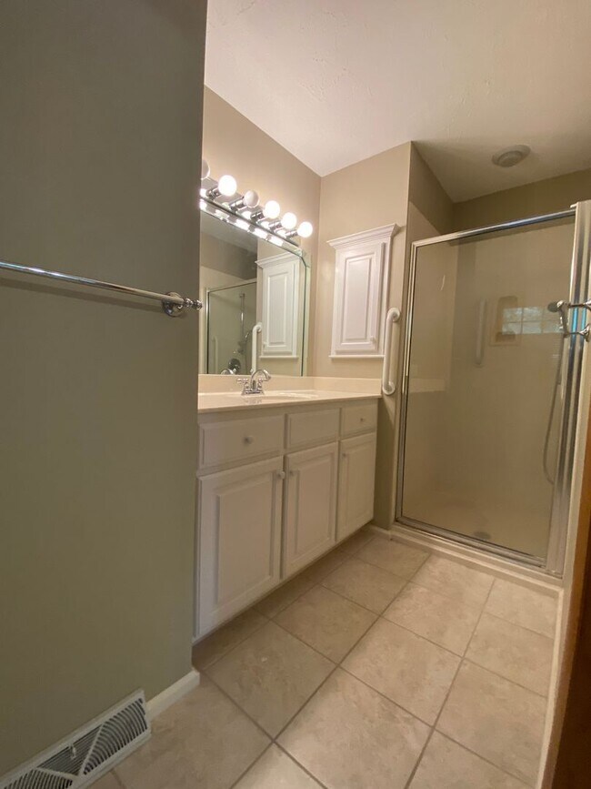 Building Photo - 3 Bed 3 Bath Home