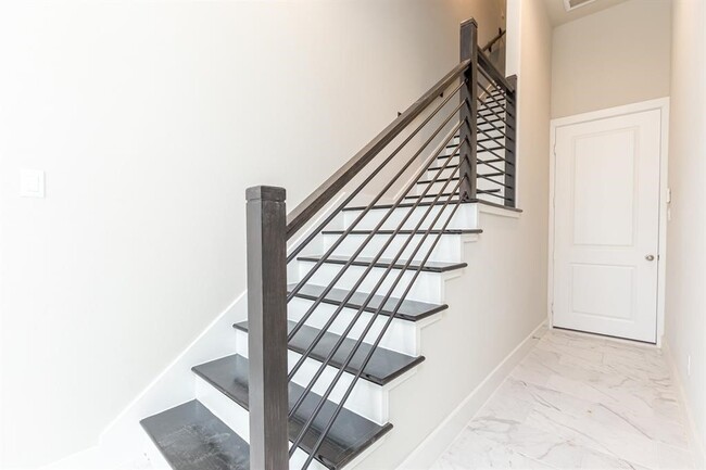 Building Photo - 5836 E Post Oak Ln