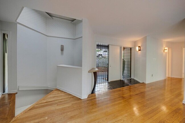Foto del edificio - 130 Huntcliff Point NE