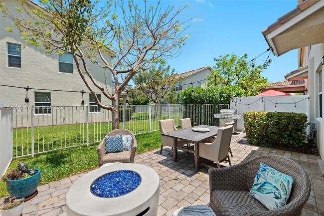 Building Photo - 915 Banyan Dr