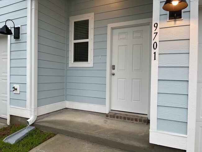 Building Photo - Stunning Townhome - End Unit