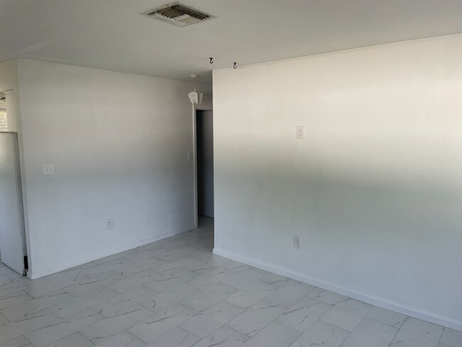 Building Photo - 627 92nd Ave N