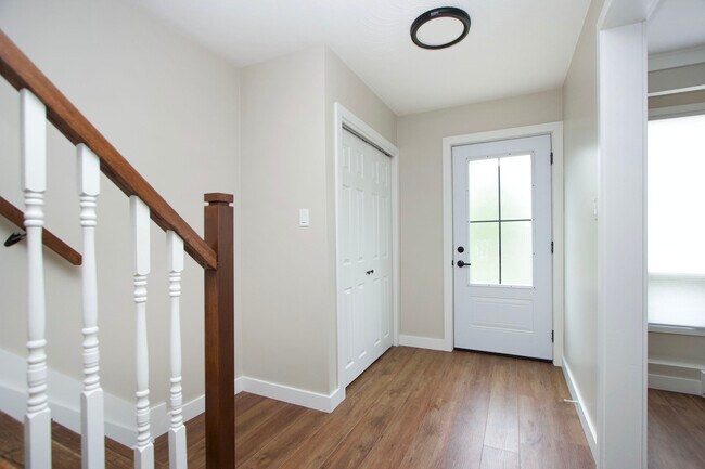 Photo du bâtiment - Fully Renovated 3-Bedroom Home for Rent in...