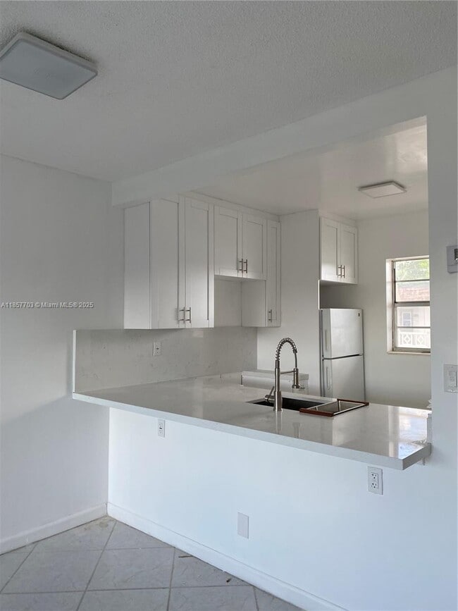 Building Photo - 5181 W Oakland Park Blvd