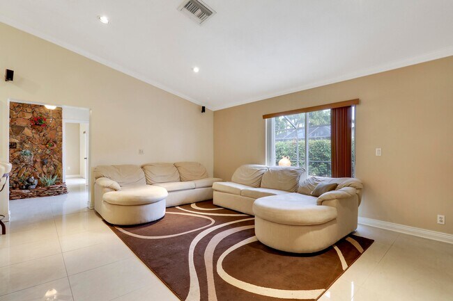 Building Photo - 1600 Doral Dr