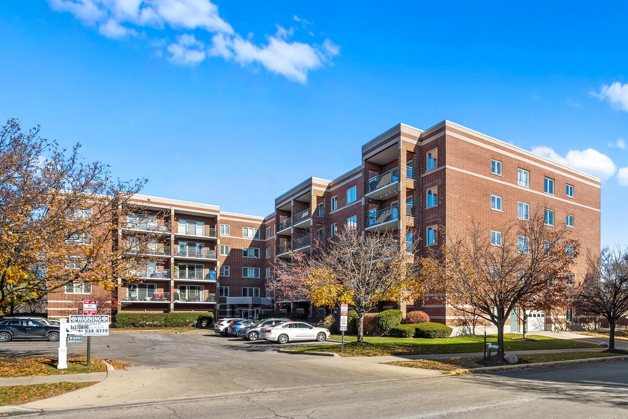 Foto principal - 6400 W Berteau Ave